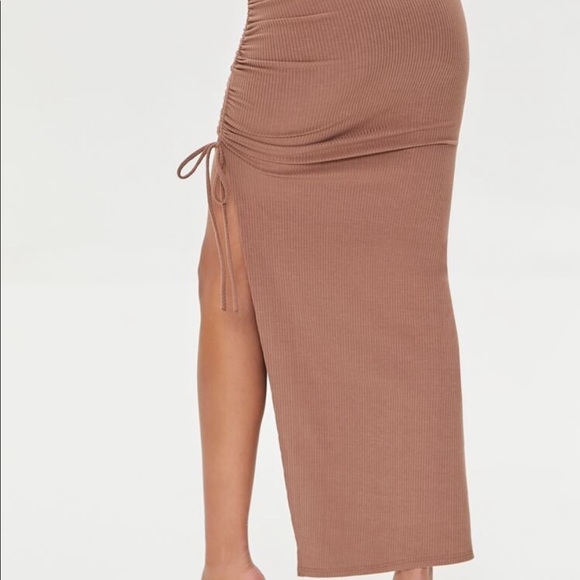 Ruched leg-slit maxi skirt - Picture 3 of 5